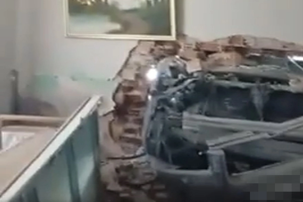 Θεσσαλονίκη: 72χρονος «μπούκαρε» με το αυτοκίνητο στο σαλόνι ηλικιωμένης (βίντεο)