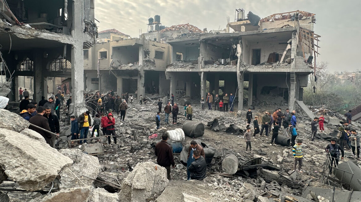 Γάζα: Πλήθος Παλαιστίνιων «εισέβαλε» σε αποθήκη τροφίμων – Τουλάχιστον τέσσερις νεκροί