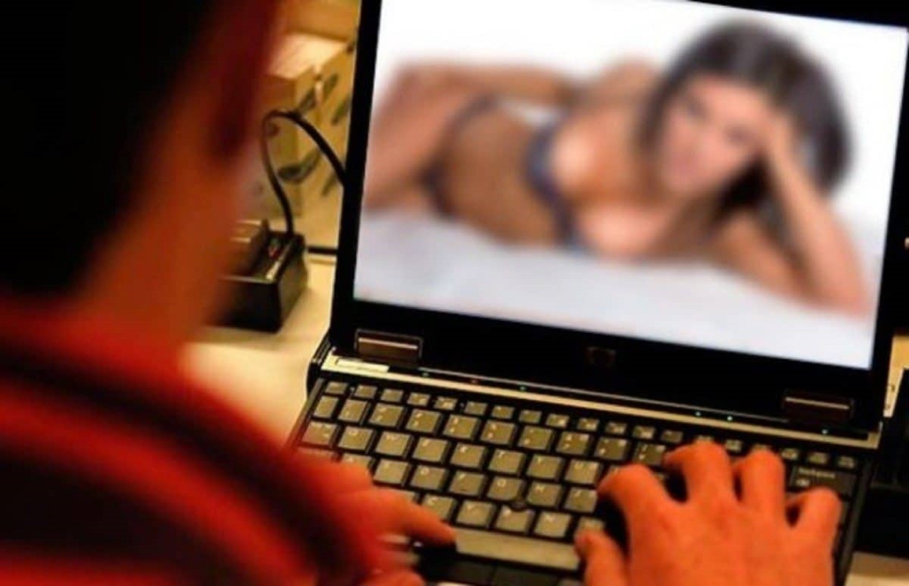 Η Κομισιόν βάζει στο «μικροσκόπιο» ιστοσελίδες ερωτικού περιεχομένου