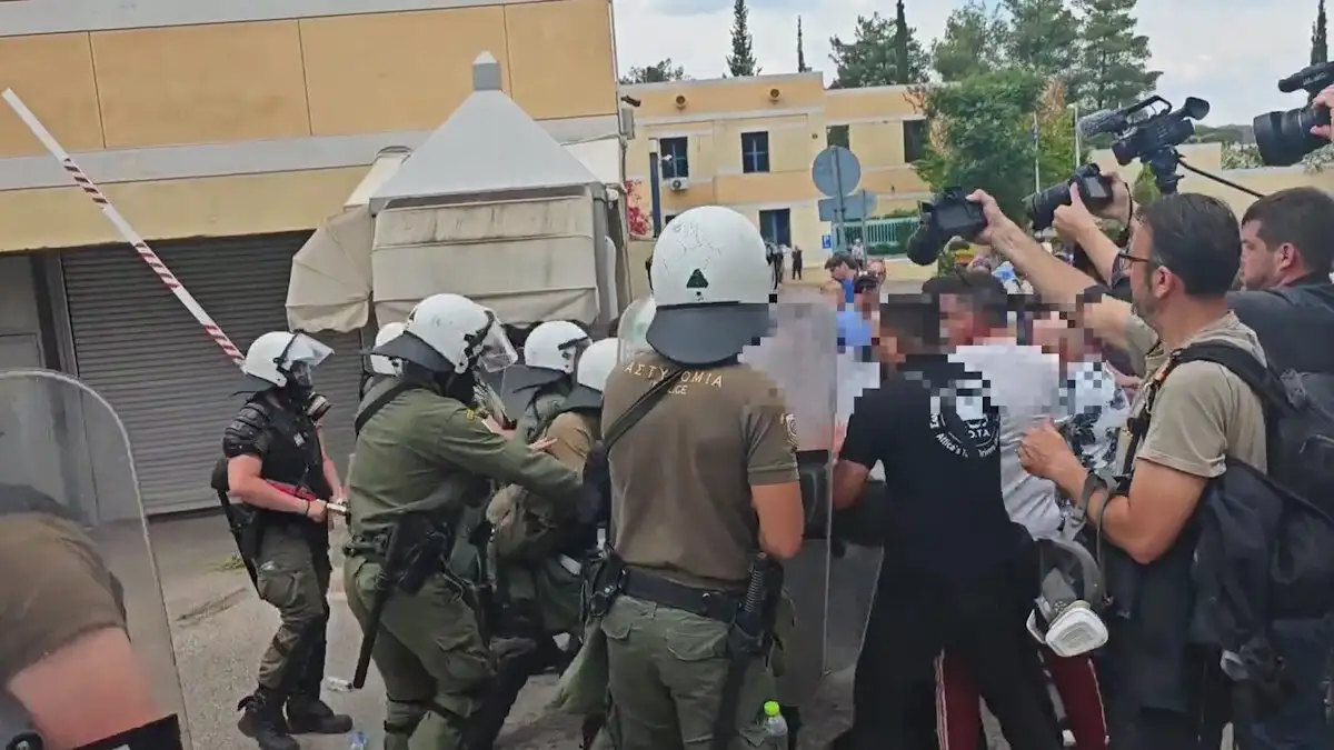 Ένταση και χημικά στη συγκέντρωση των ταξί έξω από το Υπουργείο Υποδομών