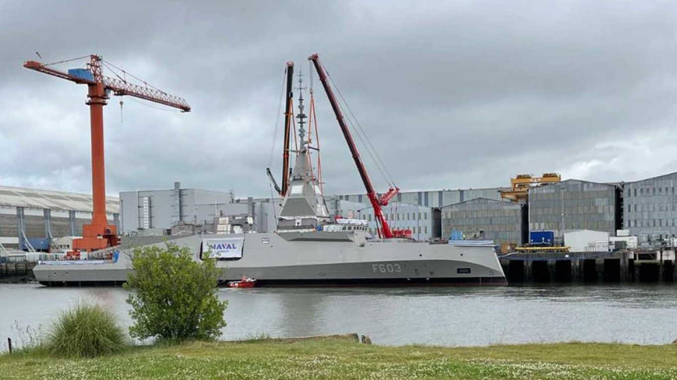 Έπεσε στο νερό και η φρεγάτα «Φορμίων» – Τοποθετήθηκε ο ιστός κεραιών (φωτό)