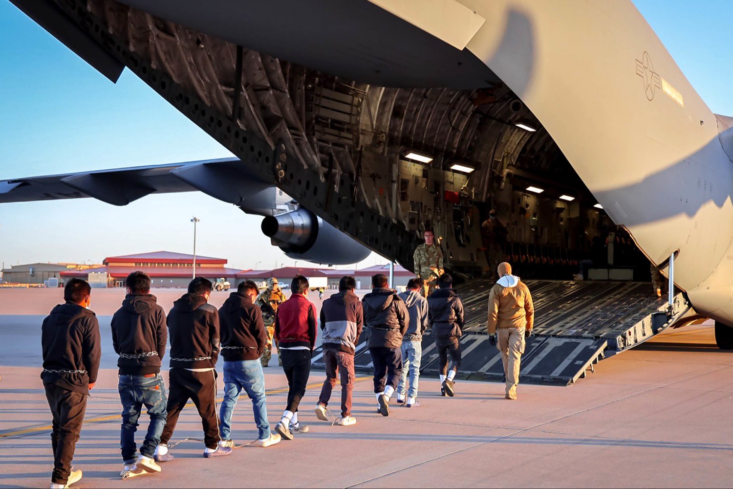 Ανώτατο Δικαστήριο ΗΠΑ: «Πράσινο» φως για την απέλαση έως και 1 εκατ. παράνομων μεταναστών