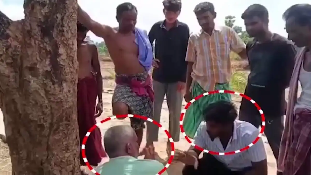 Βίντεο: Δημοσιογράφος ξυλοκοπήθηκε άγρια από ομάδα ανδρών σε χωριό της Ινδίας (σκληρές εικόνες)