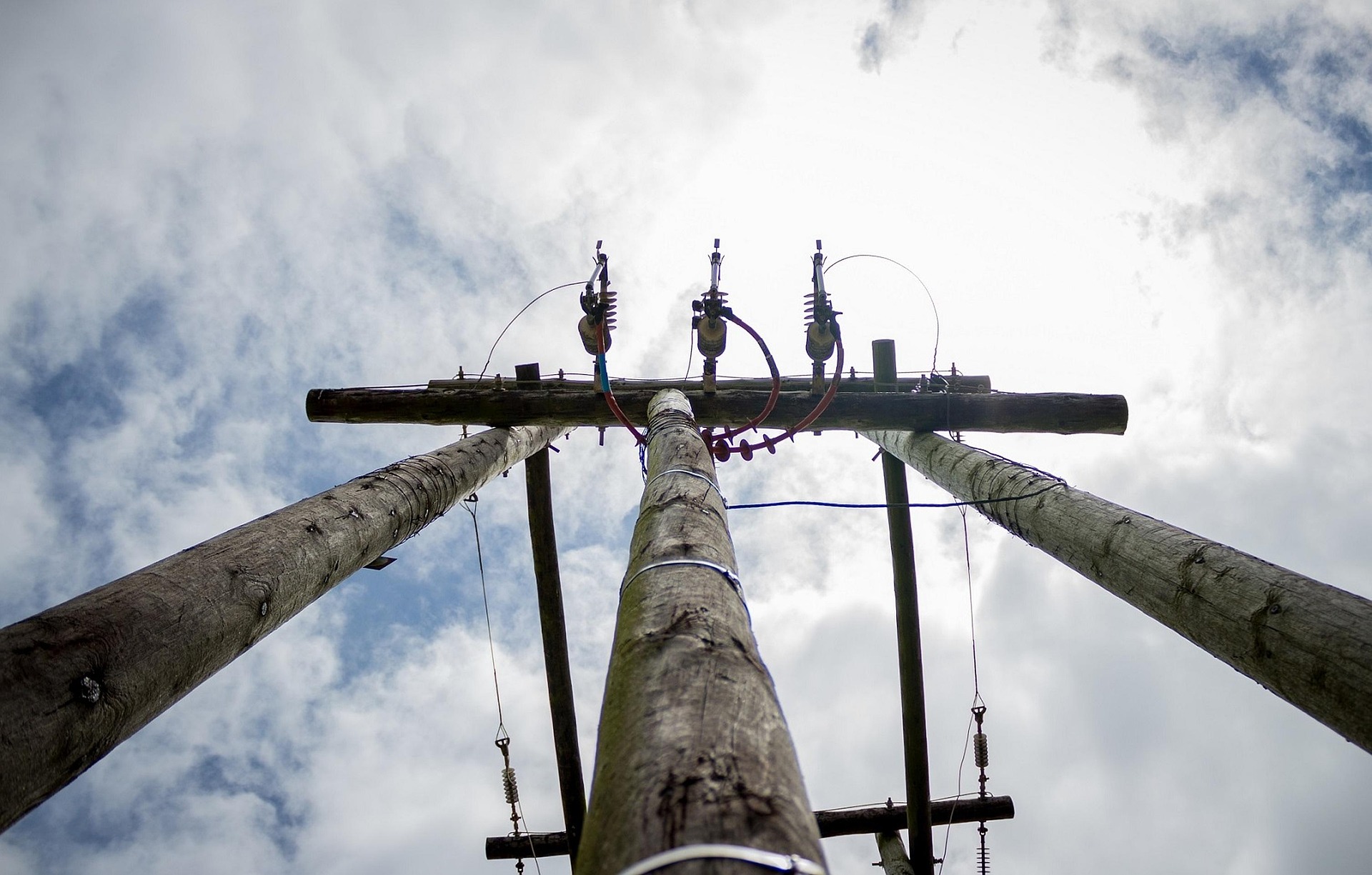 Βοιωτία: Βίντεο ντοκουμέντο από τη στιγμή που Ρομά κλέβουν καλώδια υψηλής τάσης στην Ανθήλη