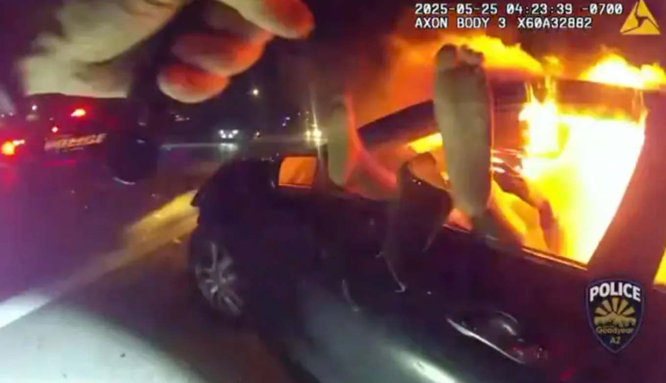 Σκηνές πανικού στην Αριζόνα: Γυναίκα κινδύνεψε να καεί ζωντανή – Από τα πόδια την τράβηξε ο αστυνομικός (βίντεο)