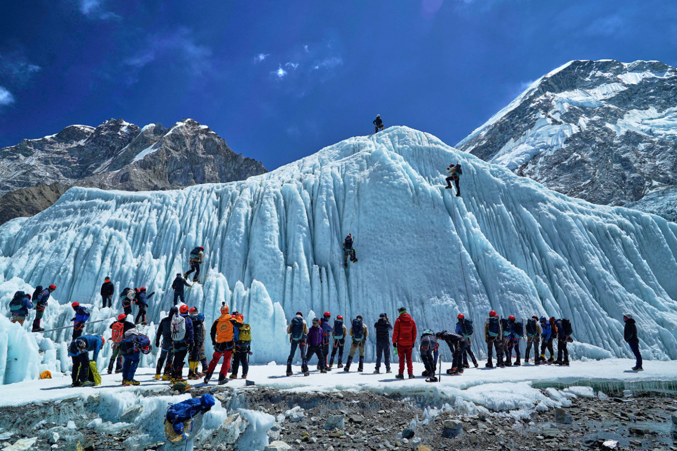 «Ουρά» ορειβατών και στο Έβερεστ για την κατάκτηση της κορυφής 8.849 μέτρων – Δείτε φωτογραφίες και βίντεο