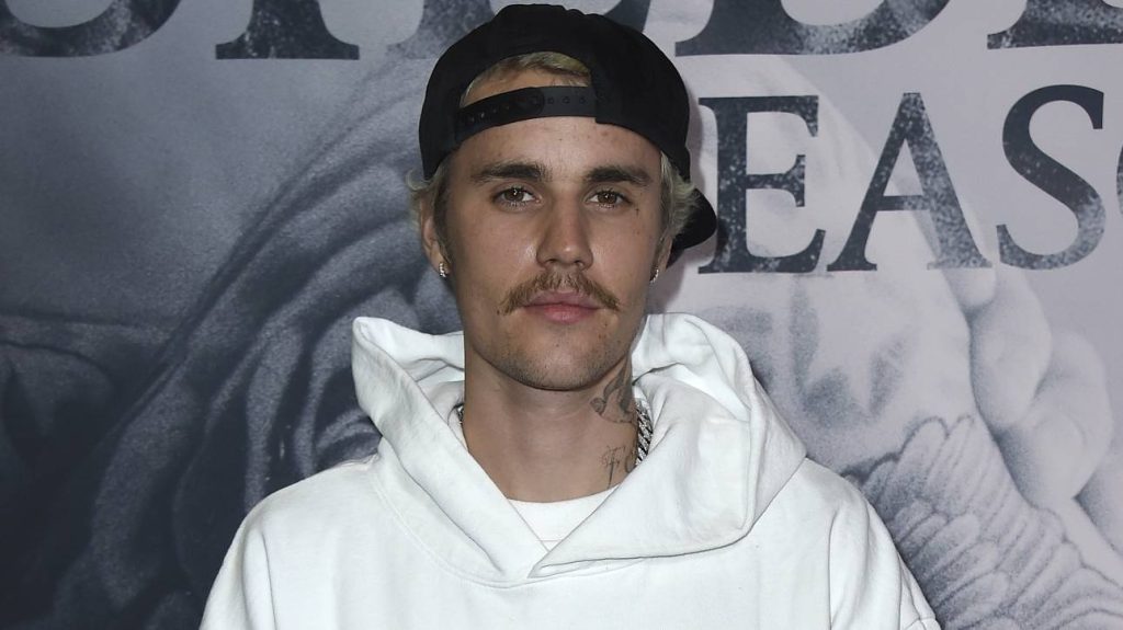 Έντονες αντιδράσεις προκάλεσαν οι νέες φωτογραφίες του Τ.Μπίμπερ: «Κάνει χρήση ουσιών ενώ το μωρό είναι δίπλα;»