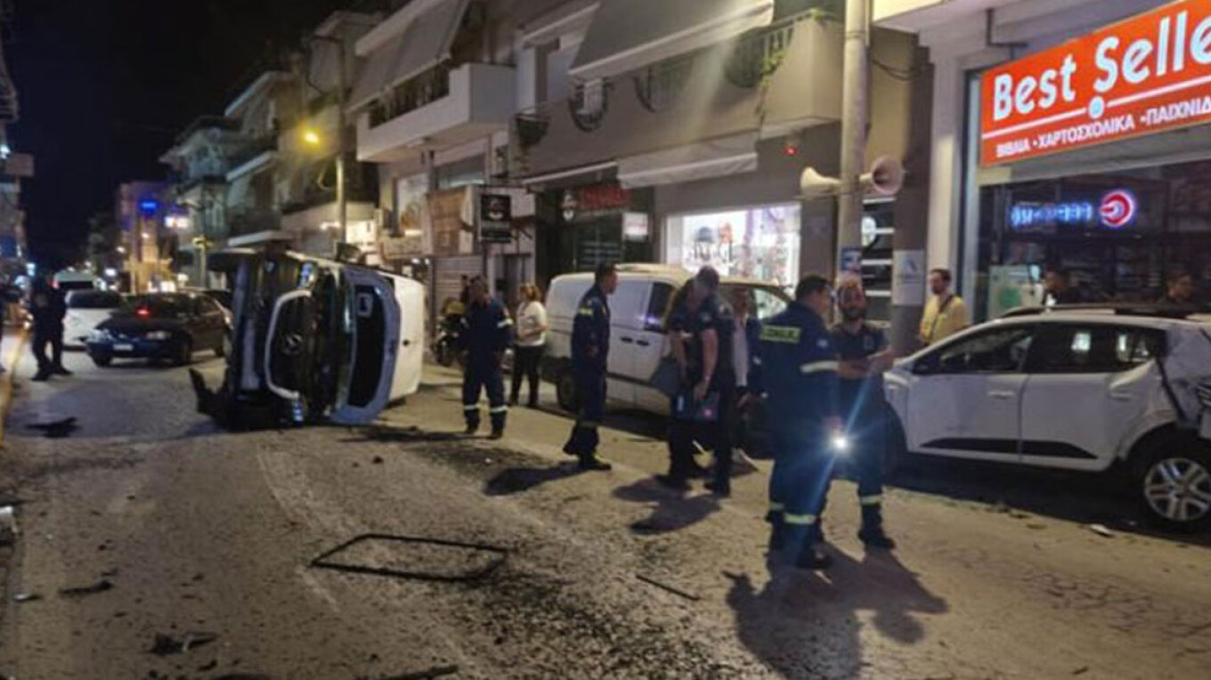 Σοβαρό τροχαίο στην Αρτέμιδα: Αυτοκίνητο μετατράπηκε σε άμορφη μάζα μετά τη σύγκρουσή του με mini-bus (φωτο)