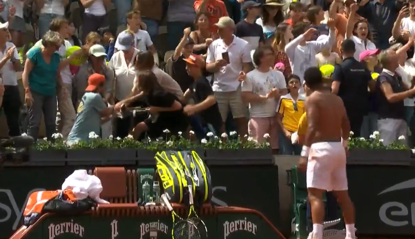 Παραλίγο να παίξουν ξύλο στο Roland Garros για τη μπλούζα του Αρτούρ Φιλς – Δείτε βίντεο