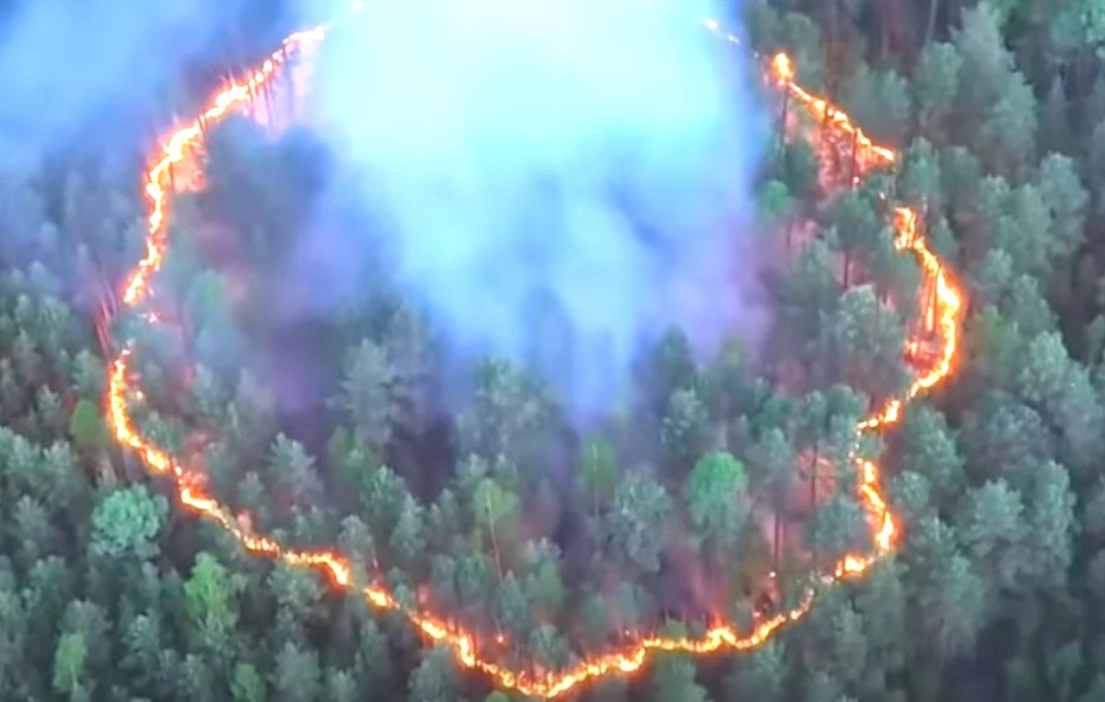 Βίντεο: Το σπάνιο δαχτυλίδι φωτιάς σε απομακρυσμένο δάσος στο Κρασνογιάρσκ της Ρωσίας