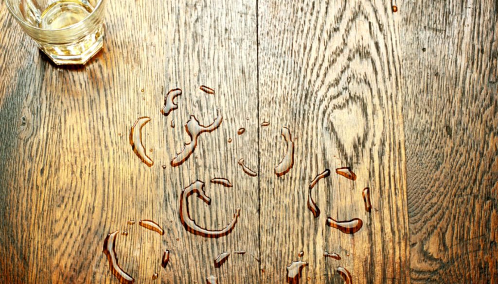 Mε αυτούς τους τρεις τρόπους θα αφαιρέσετε τα σημάδια νερού από τις ξύλινες επιφάνειες