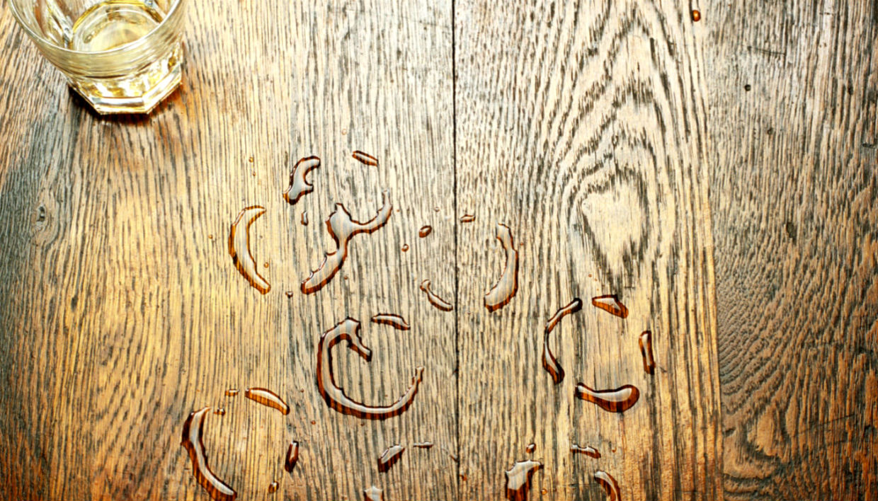 Mε αυτούς τους τρεις τρόπους θα αφαιρέσετε τα σημάδια νερού από τις ξύλινες επιφάνειες