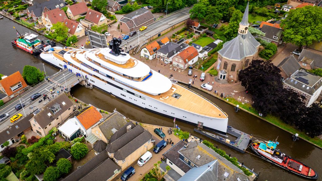 Ολλανδία: Υπερπολυτελές σκάφος Αμερικανού επιχειρηματία «κόλλησε» σε κανάλι στο χωριό Woubrugge – Δείτε εικόνες