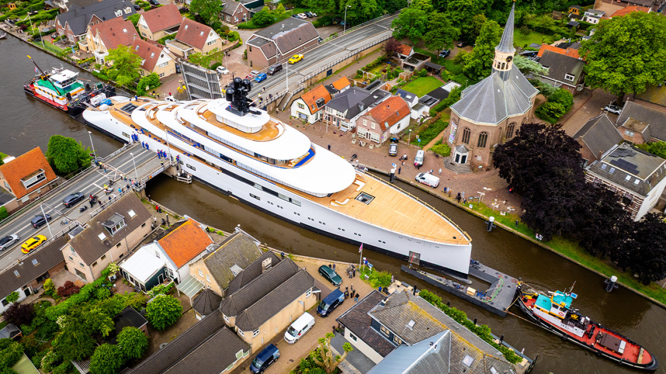 Ολλανδία: Υπερπολυτελές σκάφος Αμερικανού επιχειρηματία «κόλλησε» σε κανάλι στο χωριό Woubrugge – Δείτε εικόνες