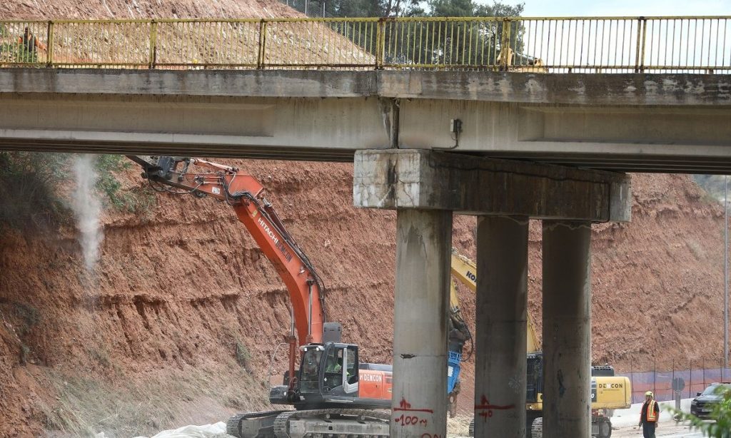 Γέφυρα Περραιβού: Ξεκίνησαν οι εργασίες κατεδάφισης – Δείτε βίντεο τη στιγμή που 4 μηχανήματα την κατεδαφίζουν