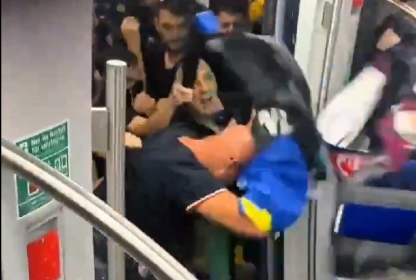 Οπαδοί της Ίντερ επιτέθηκαν σε φιλάθλους της Παρί σε στάση του μετρό λίγο πριν τον αγώνα στο Μόναχο (βίντεο)