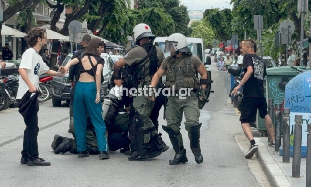 Συνελήφθη στη Θεσσαλονίκη αντιεξουσιαστής που πέταξε πέτρα σε αστυνομικούς (βίντεο)
