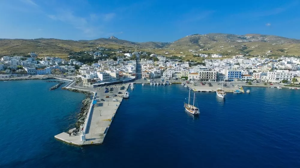 Πλοίο στην Τήνο προσέκρουσε κατά τον κατάπλου του – Με άλλο πλοίο οι επιβάτες έφθασαν στον προορισμό τους