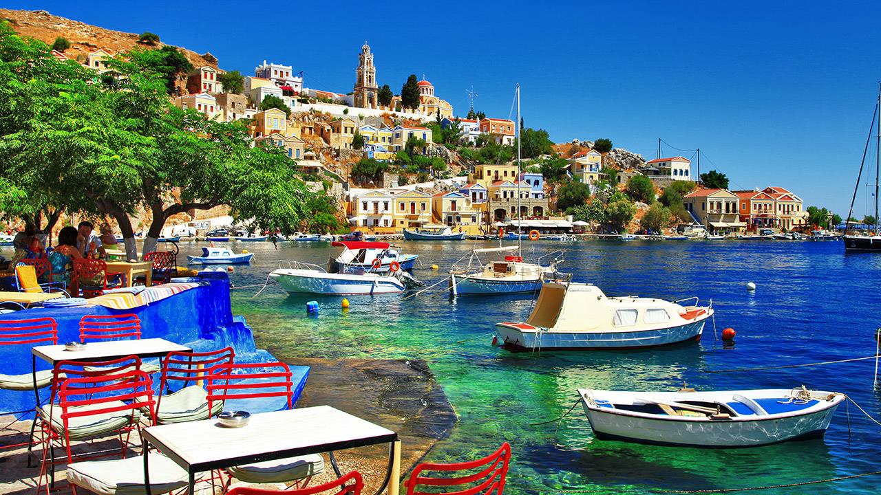 Σύμη: Η «αρχόντισσα των Δωδεκανήσων» που θα σου «πάρει το μυαλό» όταν την επισκεφθείς