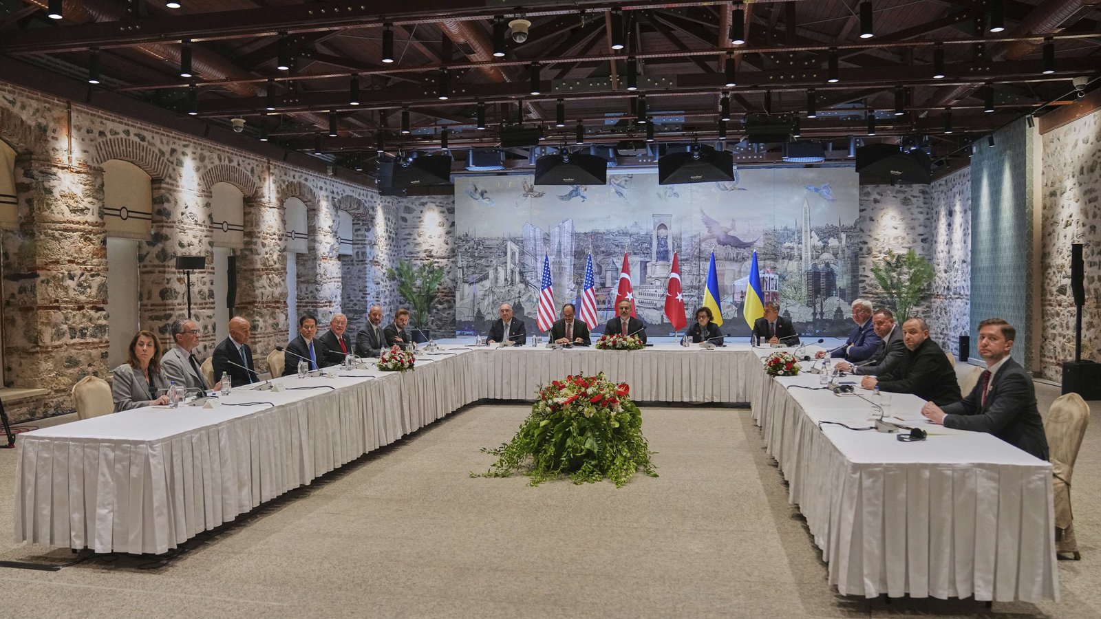 Κωνσταντινούπολη: Αύριο στο παλάτι Ciragan στη μία το μεσημέρι ο δεύτερος γύρος συνομιλιών Ρωσίας – Ουκρανίας