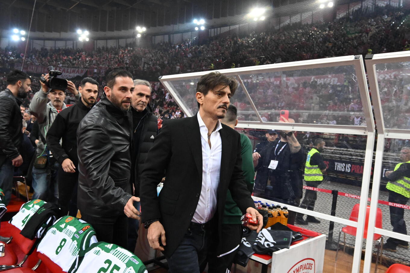 Ο Δημήτρης Γιαννακόπουλος θα πάει απόψε στο ΣΕΦ: «Με βρίζατε με το παιδάκι μου δίπλα – Έρχομαι»