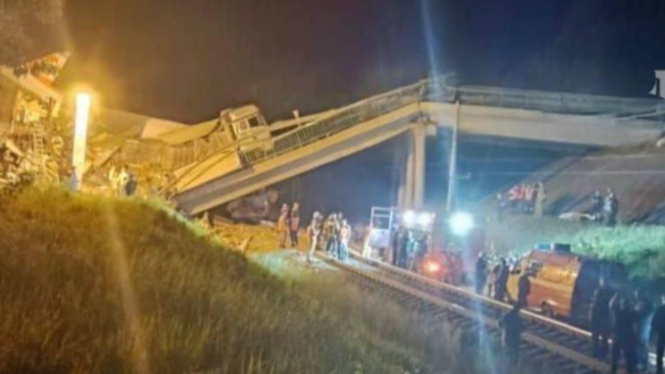 Συνεχή σαμποτάζ στους ρωσικούς σιδηροδρόμους: Έκρηξη την στιγμή που τρένο περνούσε γέφυρα – Έπεσε πάνω σε φορτηγό