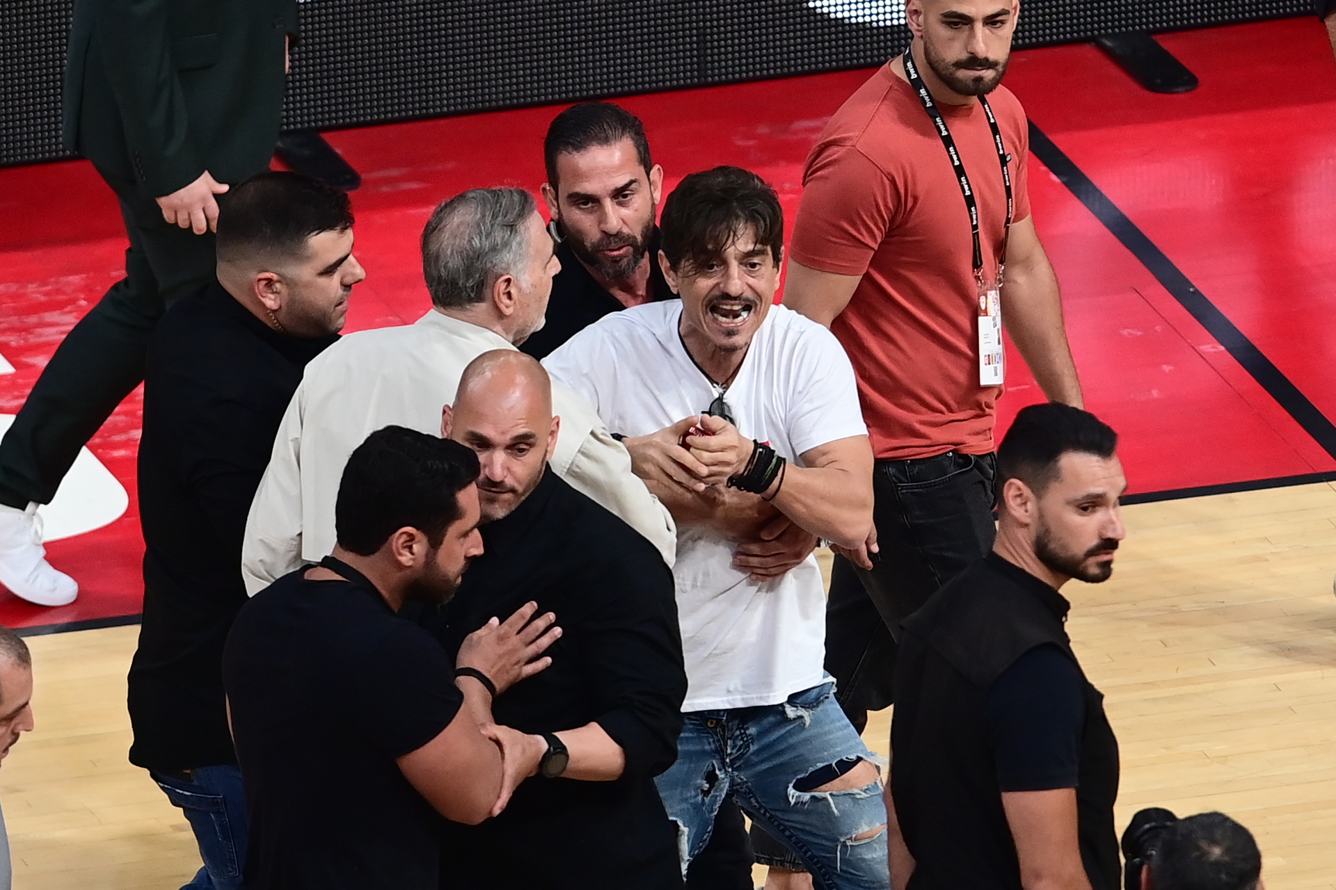 Οι διαιτητές ζήτησαν την απομάκρυνση του Δ.Γιαννακόπουλου από το ΣΕΦ λόγω χειρονομιών – Η ενημέρωση της ΚΑΕ