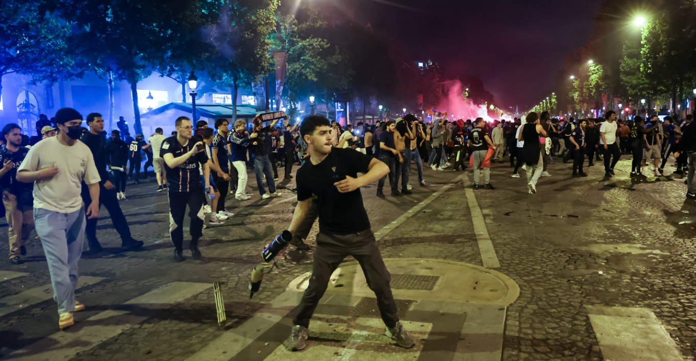 Γάλλος ΥΠΕΣ για τις καταστροφές από βορειοαφρικανούς στο Παρίσι: «Βάρβαροι, δεν σέβεστε τίποτα»