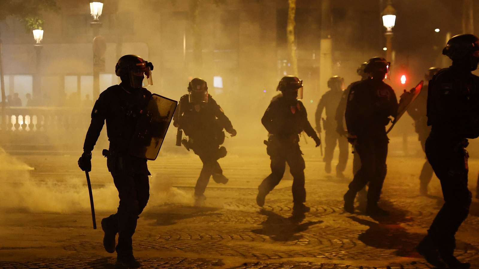 Παρίσι: Σε κώμα, ένας αστυνομικός που χτυπήθηκε από φωτοβολίδα οπαδών της ΠΣΖ