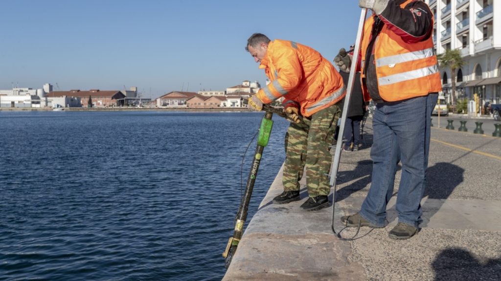 «Σκουπιδότοπος» ο βυθός του Θερμαϊκού – Δύτες εντόπισαν κάθε λογής αντικείμενα