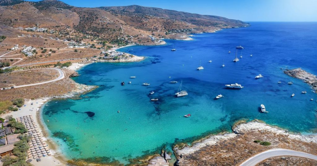 Τζια: Παραδεισένιες παραλίες σε απόσταση μιας ώρας από την Αθήνα