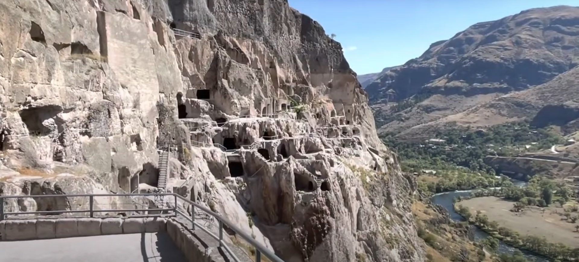 Η σπηλιά-«μυστήριο» της Γεωργίας λαξευμένη σε βράχο που μαγεύει τους επισκέπτες – Δείτε βίντεο