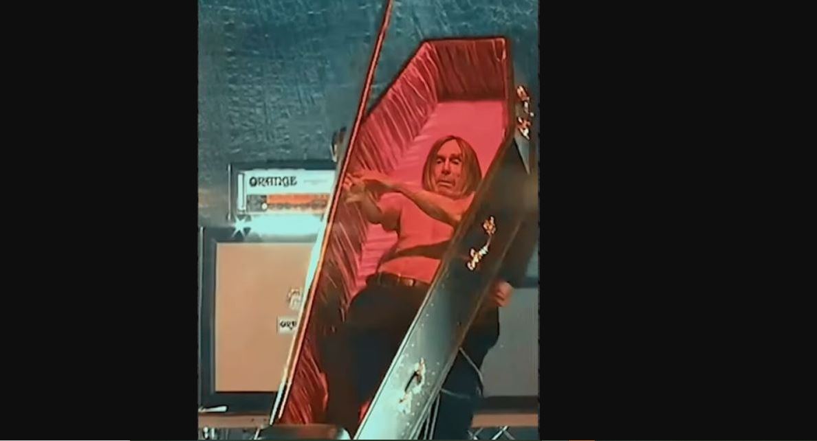 Μέσα σε φέρετρο αποχώρησε ο Iggy Pop από την συναυλία του – Δείτε βίντεο