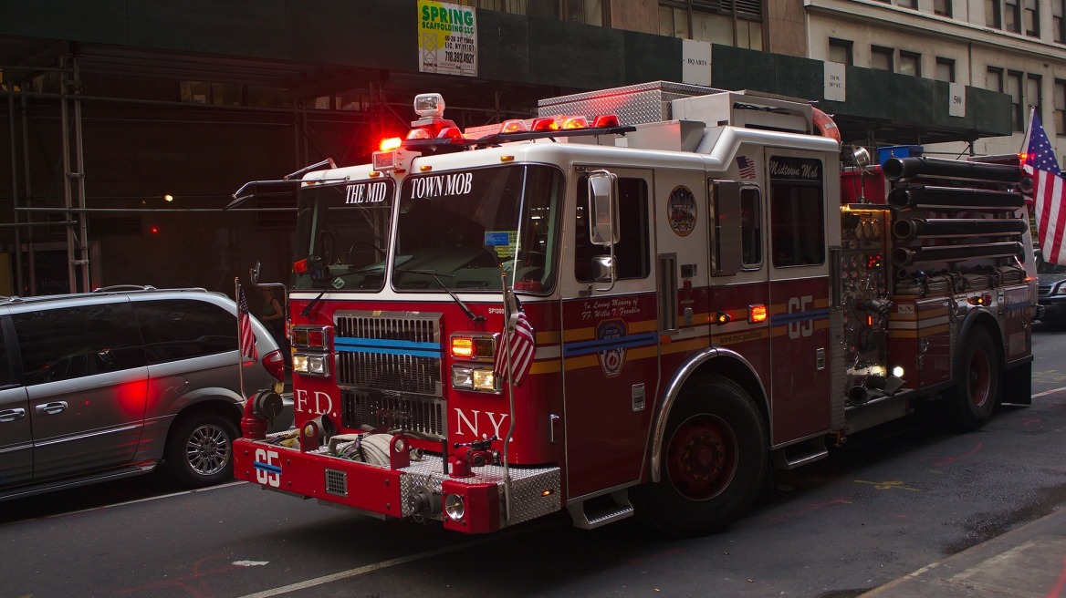 Λος Άντζελες: Μεγάλη έκρηξη σε κατοικημένη περιοχή – Έπεσαν ηλεκτροφόρα καλώδια σε αυτοκινητόδρομο (βίντεο)