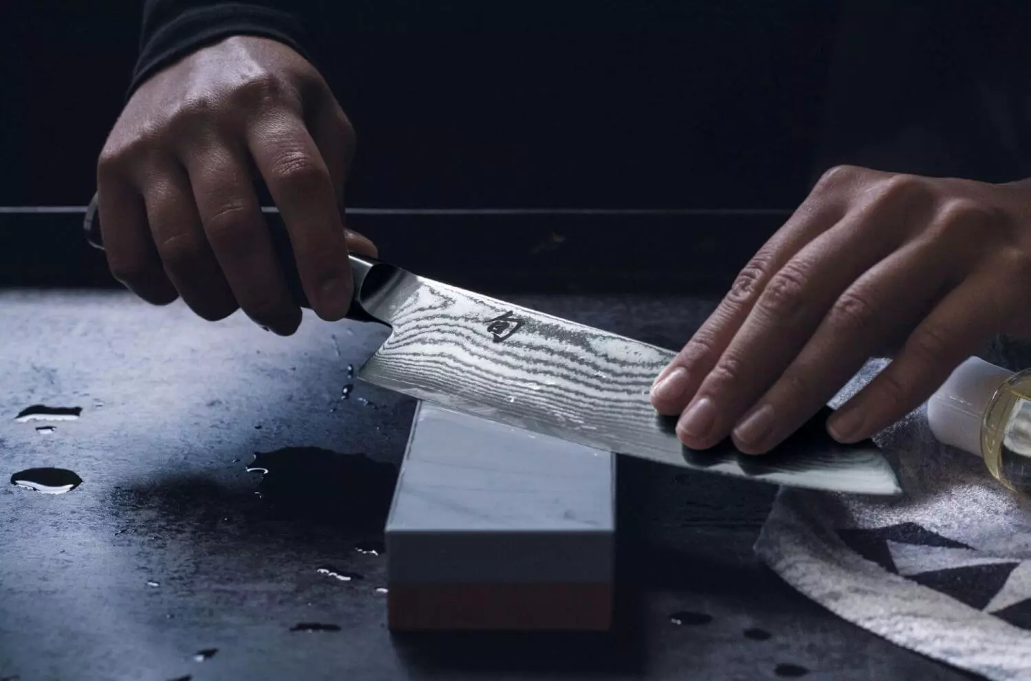 Ο περίεργος αλλά αποτελεσματικός τρόπος για να ακονίσετε τα μαχαίρια σας (βίντεο)