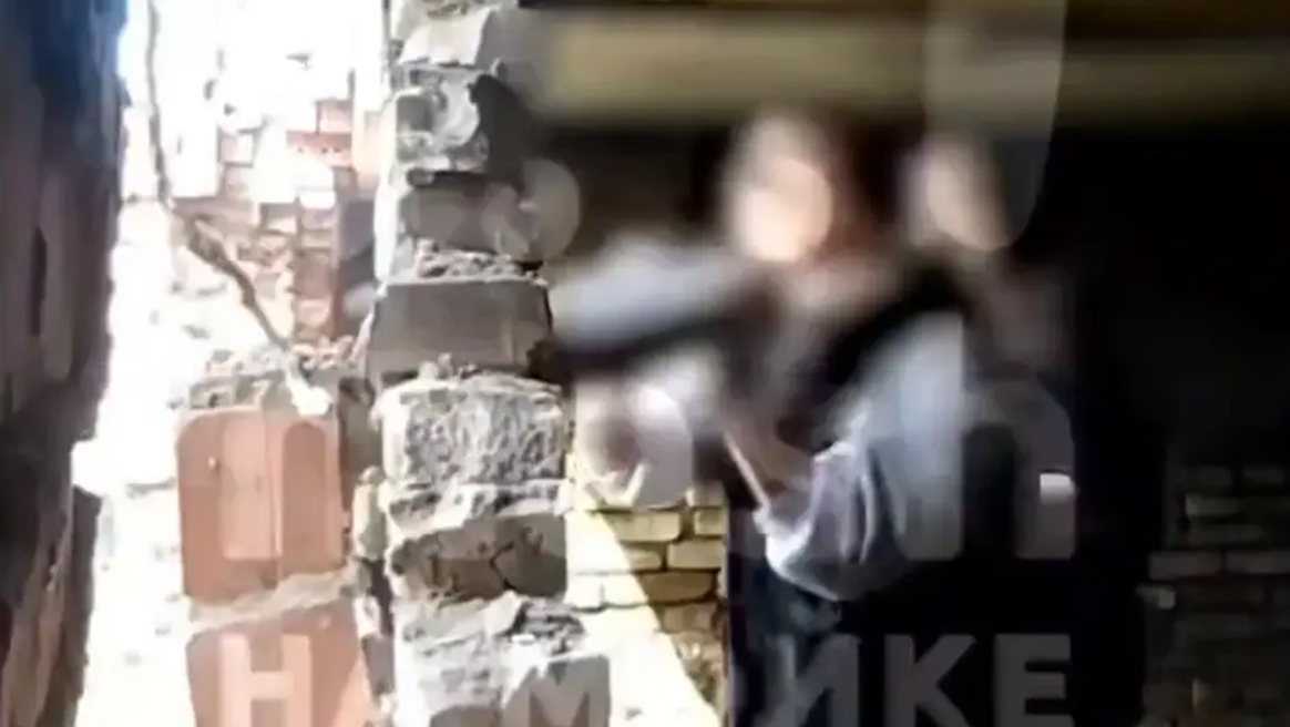 Βίντεο-σοκ: Η τρομακτική στιγμή που δύο ανήλικες ρίχνουν τοίχο σε εγκαταλελειμμένο σπίτι και τις πλακώνει η σκεπή