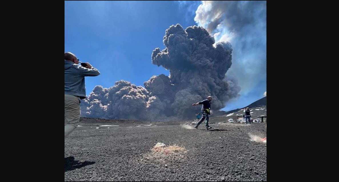 Σκηνές πανικού κοντά στην Αίτνα: Τουρίστες τρέχουν αναστατωμένοι να σωθούν από το τεράστιο σύννεφο τέφρας (βίντεο)