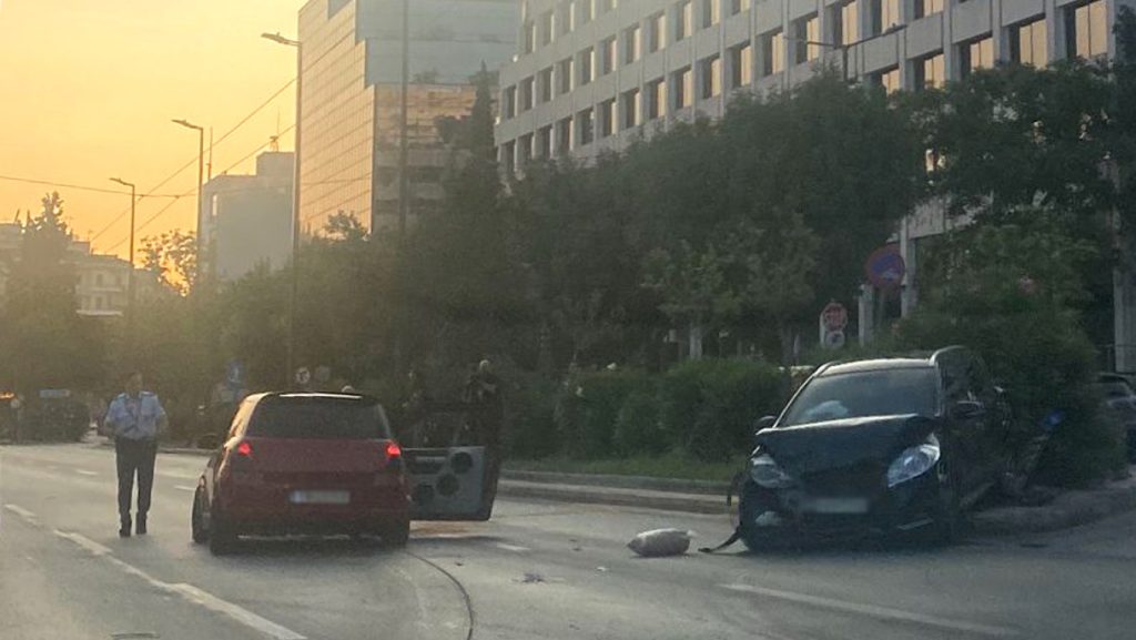 Σύγκρουση αυτοκινήτων στη λεωφόρου Συγγρού – Προβλήματα στην κίνηση μέχρι την απομάκρυνσή τους (φωτο)