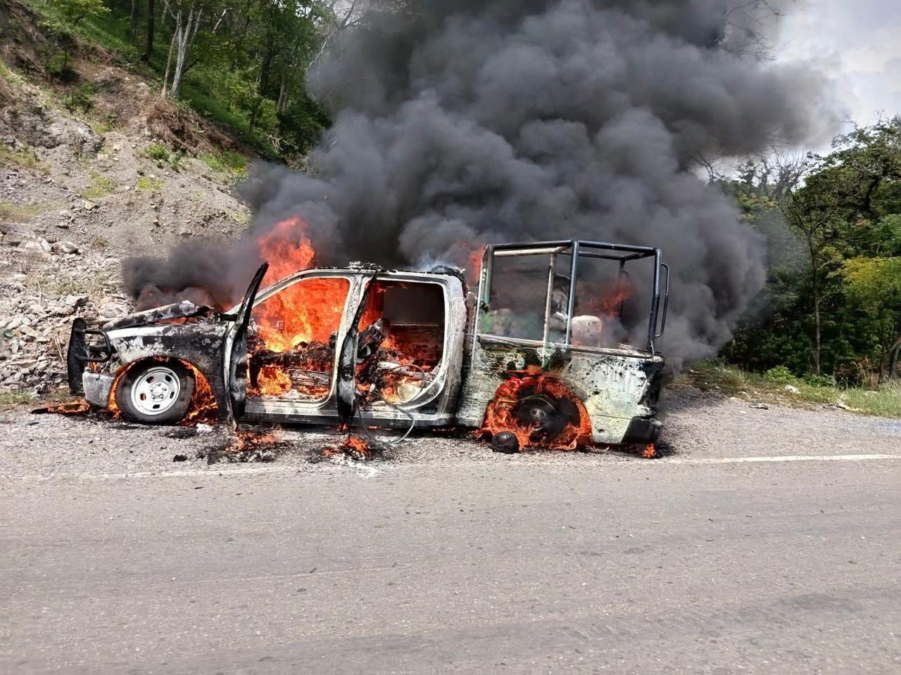 Φρικτός θάνατος για πέντε αστυνομικούς στο Μεξικό: Ένοπλοι τους έστησαν ενέδρα και τους έβαλαν φωτιά στο αυτοκίνητο