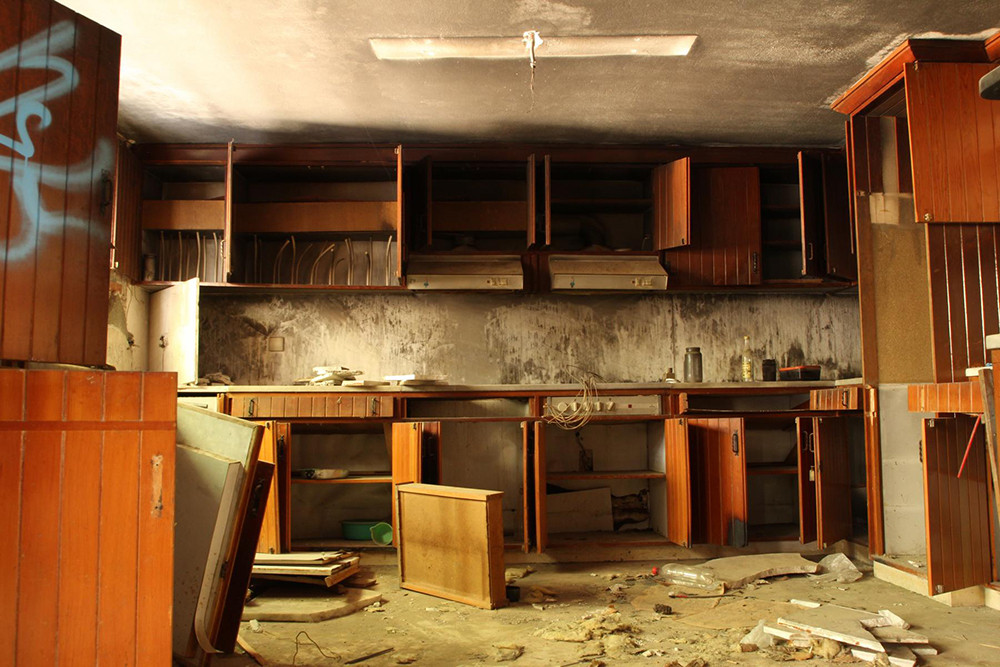 Πώς το κράτος άφησε τη βίλα του Ιόλα την σπηλιά του Νταβέλη και άλλα εμβληματικά μέρη να «στοιχειώσουν» (φωτό)