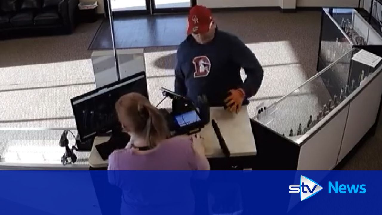 Είναι «ο πιο χαζος ληστής» στην ιστορία – Του έπεσε το πιστόλι και το… παντελόνι