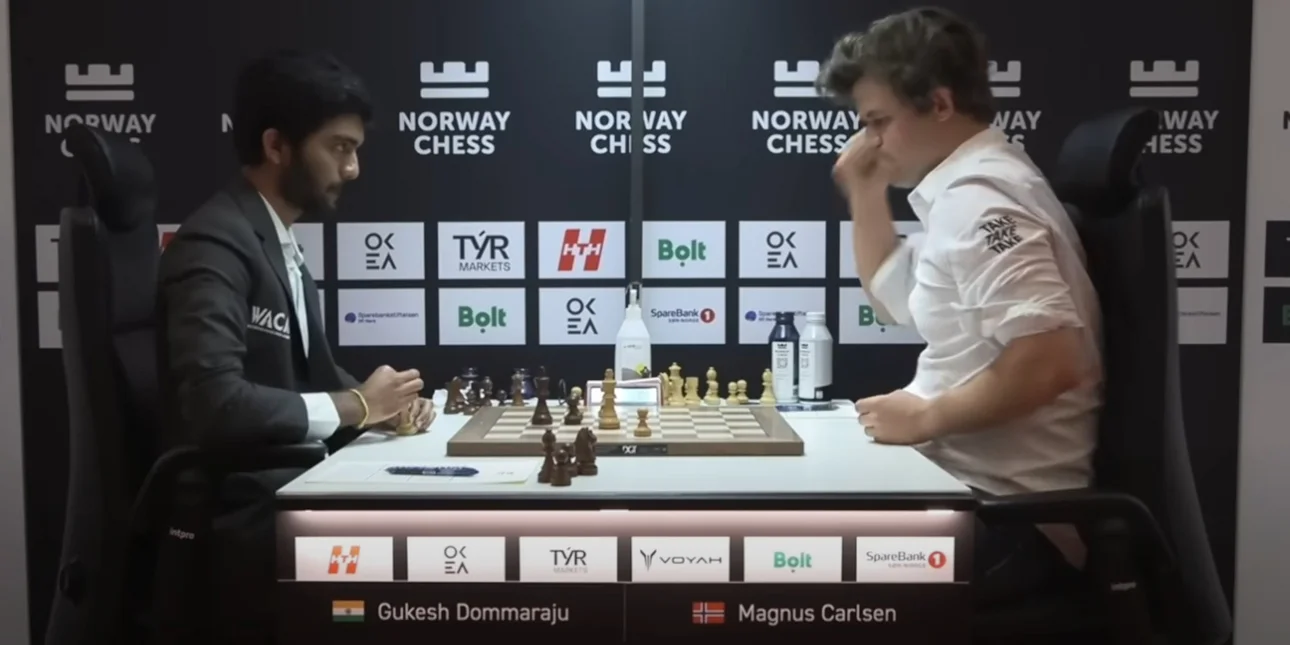 Η στιγμή που κορυφαίος σκακιστής χάνει από 19χρονο και χτυπά το χέρι στο τραπέζι – Δείτε βίντεο 