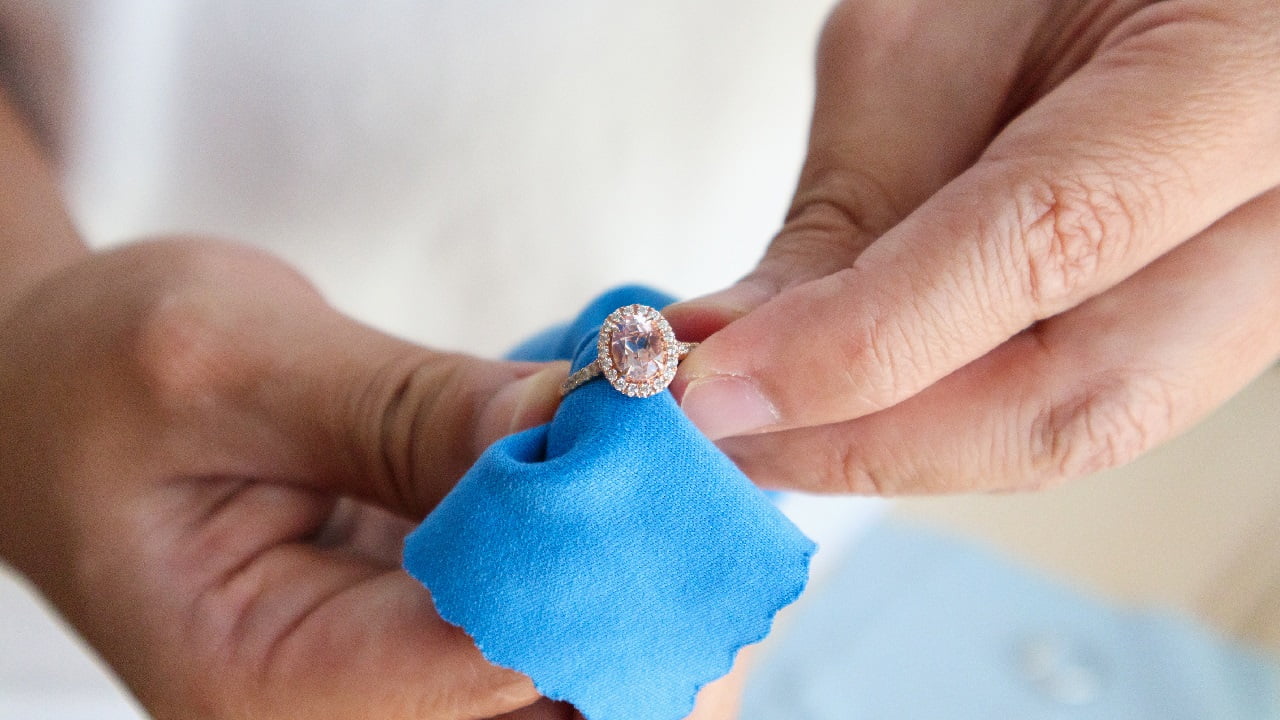 Δείτε πώς θα καθαρίσετε τα χρυσά και τα ασημένια κοσμήματά σας – Τι θα χρειαστείτε