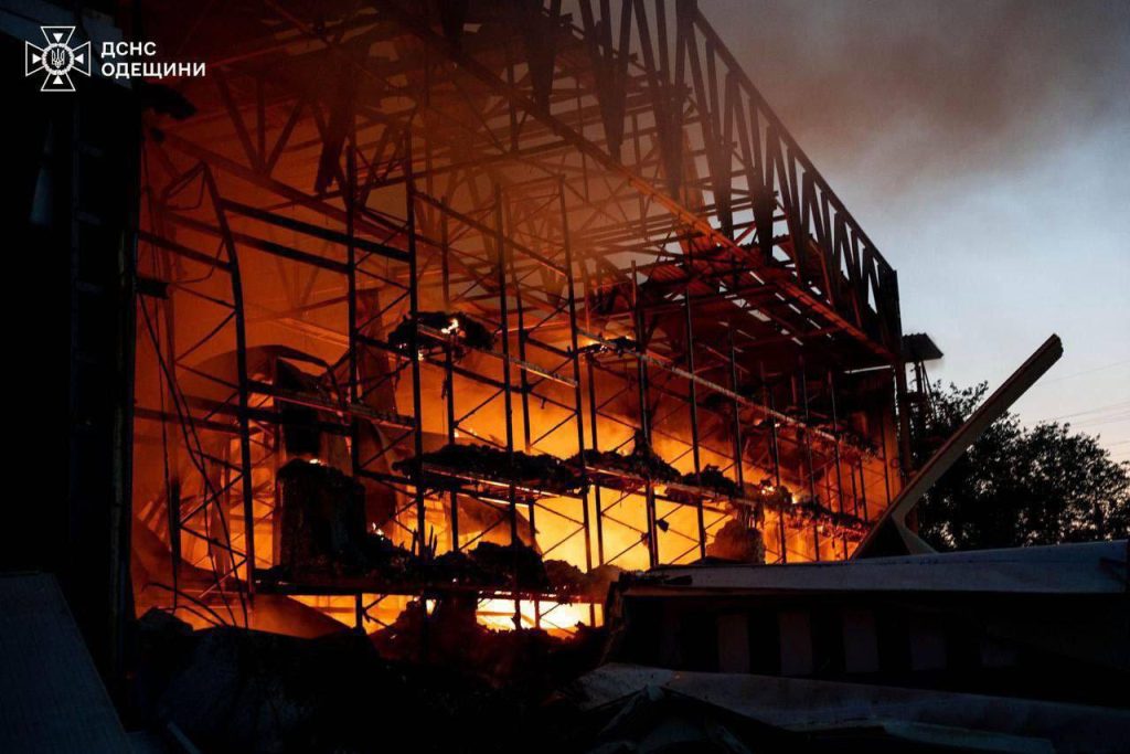 Μπαράζ ρωσικών drones «Geran» έκαναν τη «νύχτα μέρα» στην Οδησσό και σε άλλες πόλεις της Ουκρανίας – Δείτε βίντεο