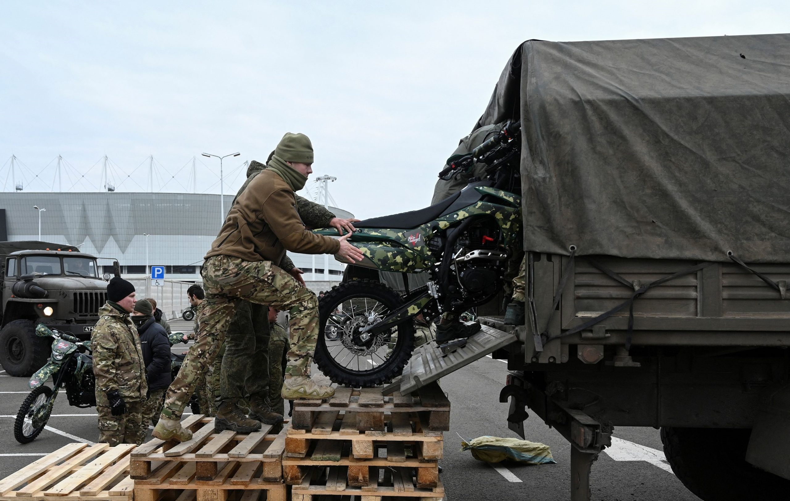 Η στιγμή που οι μοτοσυκλετιστές του ρωσικού Στρατού εξορμούν για να καταλάβουν ουκρανική θέση (βίντεο)