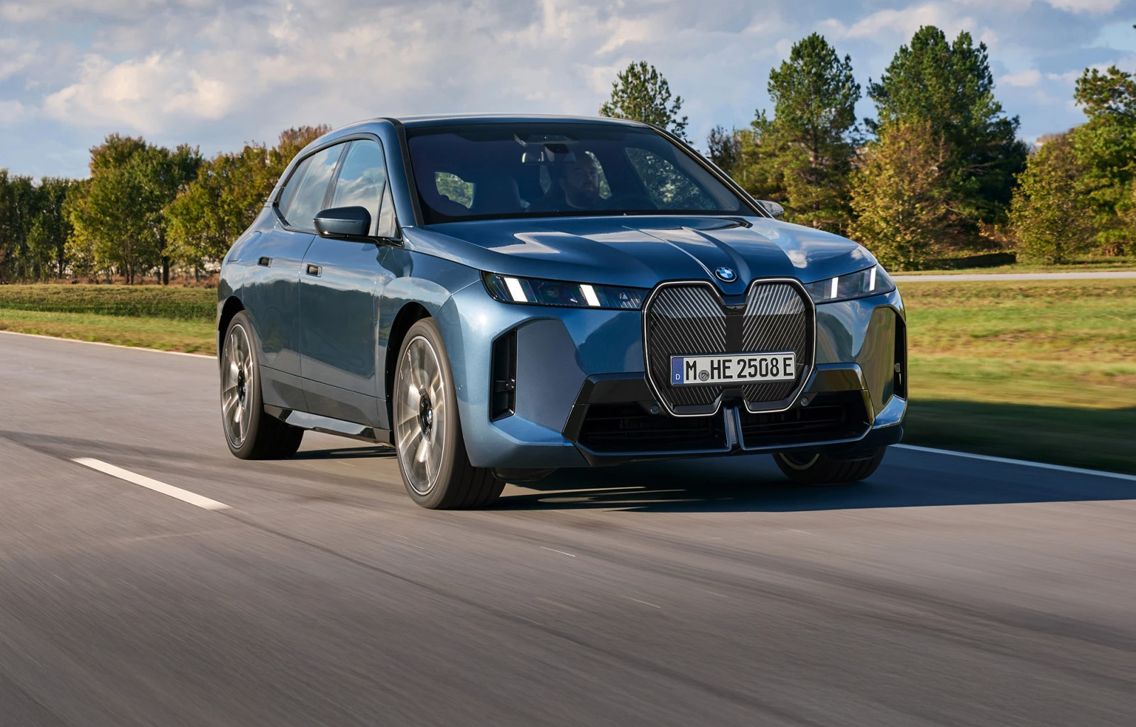 Νέα BMW iX: Από €91.500 και έως 700 km αυτονομία