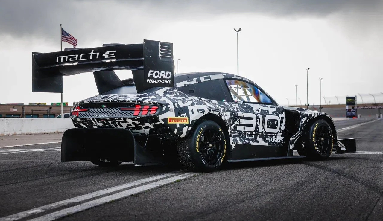Μύες, βολτ κι αέρας: H Ford Super Mustang Mach-E κυνηγά τα σύννεφα