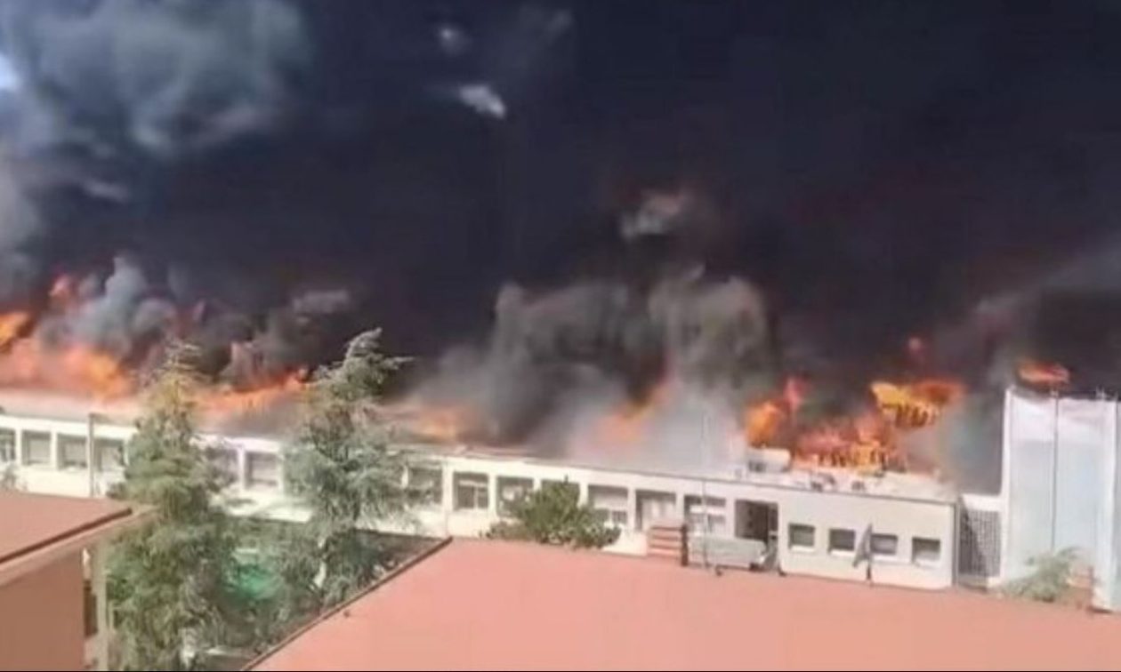 Στις φλόγες τυλίχτηκε το πανεπιστήμιο της Τούσια στην ιταλική πόλη Βιτέρμπο – Κατέρρευσε ο 2ος όροφος! (βίντεο)