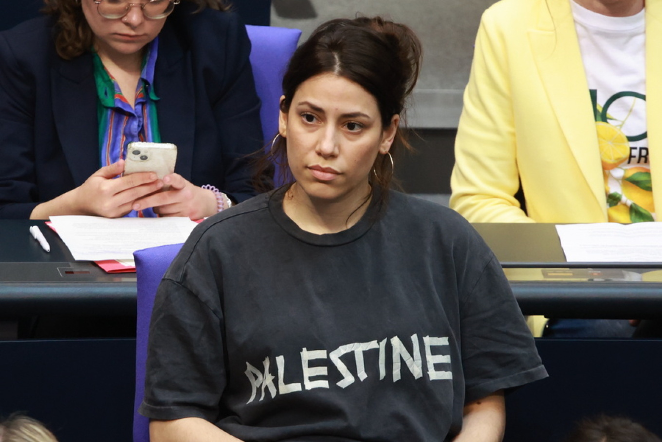 Η πρόεδρος της γερμανικής Βουλής απέβαλε μια βουλευτή της Αριστεράς επειδή φορούσε μπλούζα με την λέξη «Παλαιστίνη»