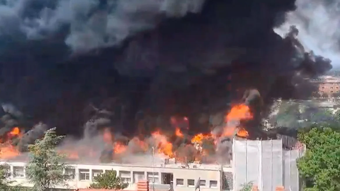 Ιταλία: Μεγάλη φωτιά στο πανεπιστήμιο του Βιτέρμπο – Κατέρρευσε μέρος του κτιρίου (βίντεο)